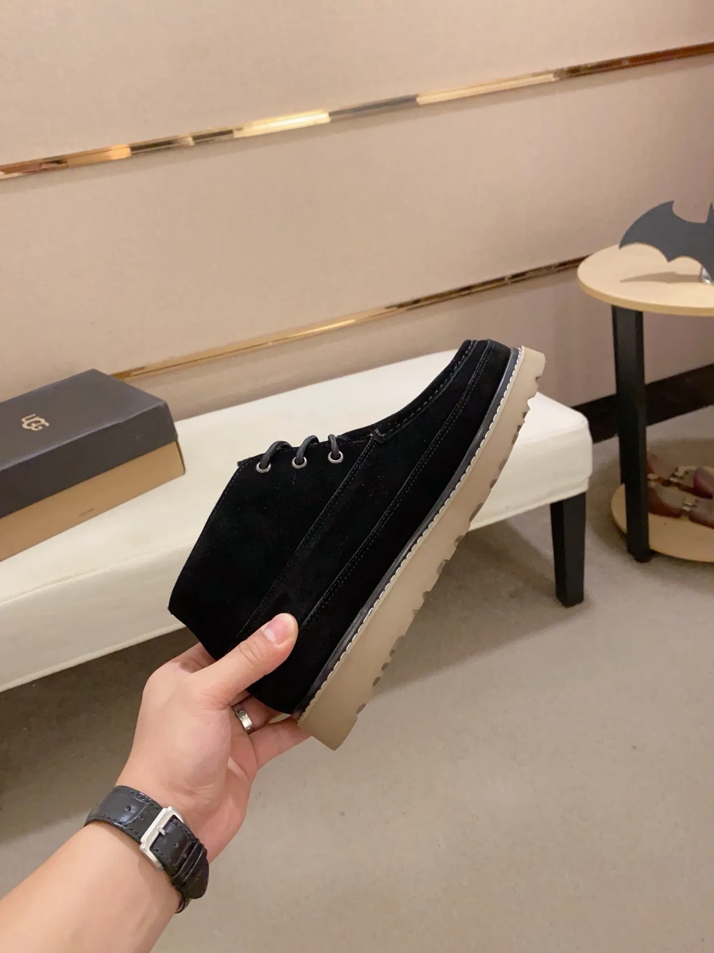 Men's shoes💰: 600💰(high-end goods) UGG❄️❄️Latest model 1:1⃣️quality, fabric: high-end quality first-layer cowhide imported from Europe. Lining: wool lining, sole: pure imported foam outsole. ❤️High-end goods, fine workmanship, trendy and fashionable. The fit is very classy. If you know the goods, you will not be able to refuse😍😍Number of codes: 38-44 (45 is custom-made and cannot be returned or exchanged)